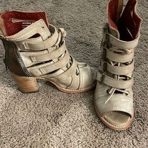 FREEBIRD SANDALS - BRAEDEN LIGHTLY USED SIZE 5 FIT LIKE A 6